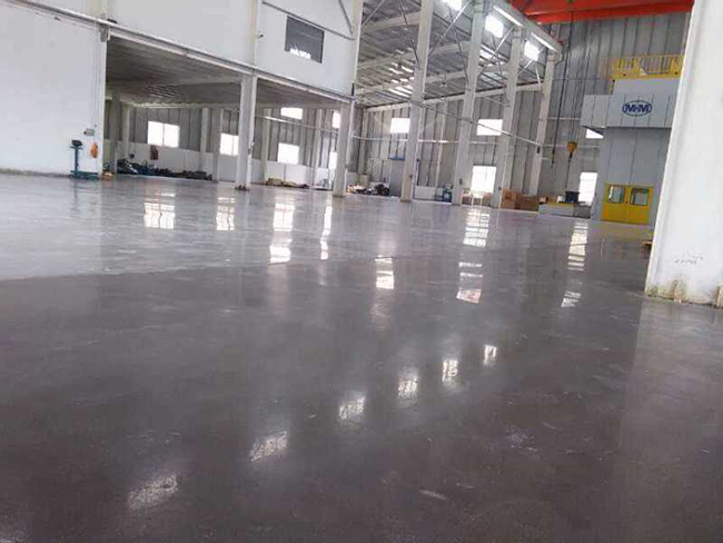 混凝土密封固化劑地坪怎么解決反白現(xiàn)象，使地面更加的亮
